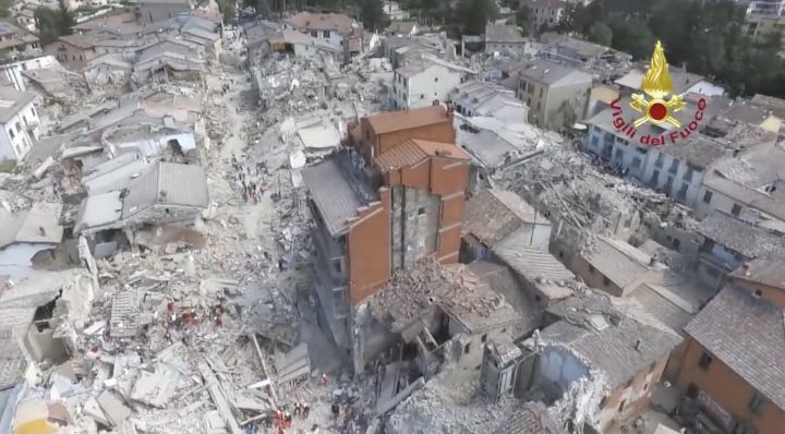 Italie: après le choc du séisme, l'étendue des dégâts à évaluer