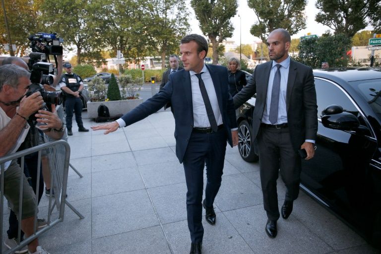 Macron "en marche" vers l'Elysée, estiment les éditorialistes