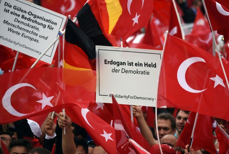 Manifestation sous tension en faveur d'Erdogan en Allemagne