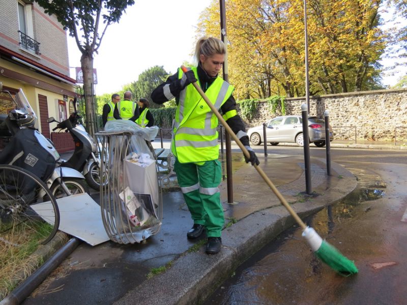 Paris: A l'école de la propreté, ils apprennent à manier le balai comme jamais