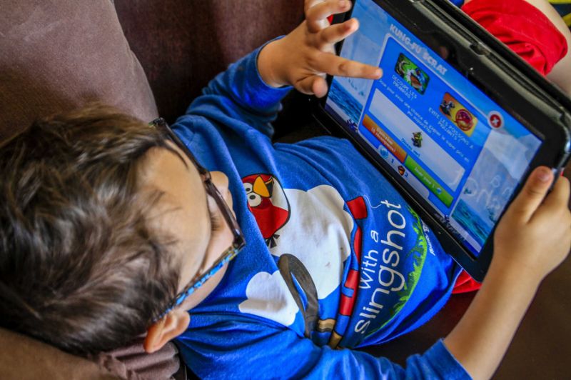 Portable, tablette, ordi... Comment aider les enfants à faire bon usage des écrans?