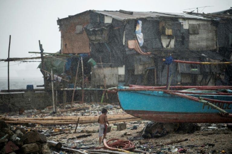Typhon aux Philippines: au moins six morts et 18 disparus