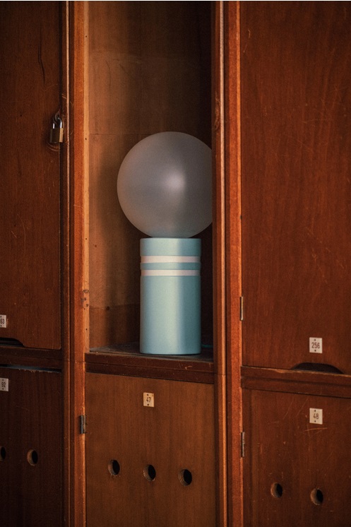 Lampe en céramique DOKYA bleue et blanche globe en verre opaque - Maisons du Monde