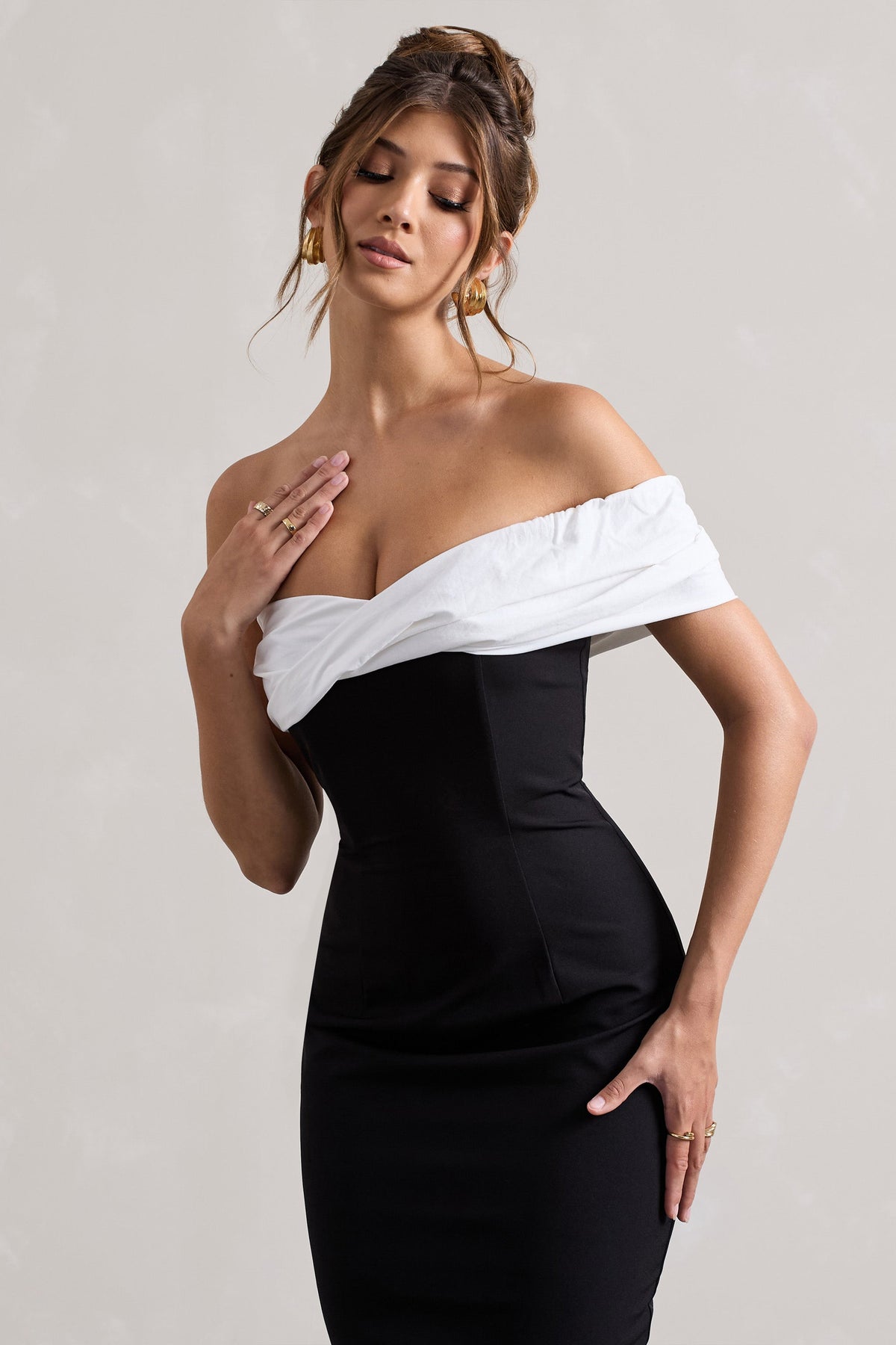 Robe tailleur mi-longue PEARL noire torsadée à encolure bardot - Club L London