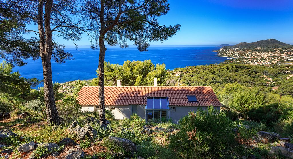 Abritel Location Carqueiranne - Vaste maison contemporaine vue mer avec piscine chauffée