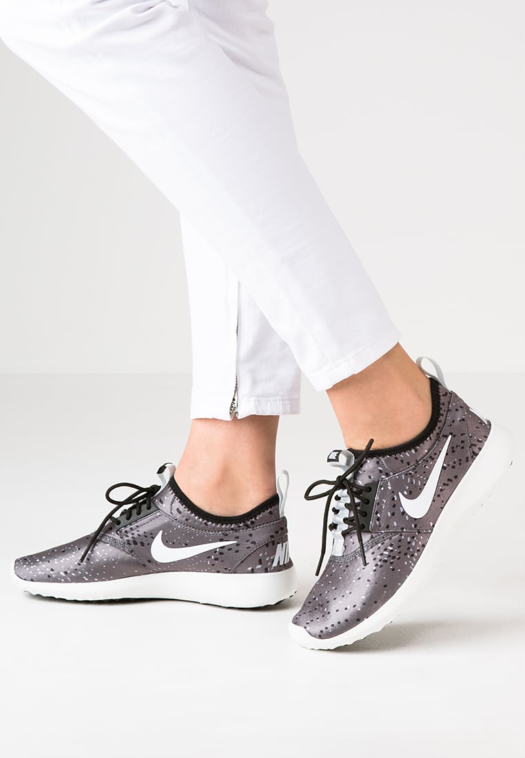 Nike Sportswear JUVENATE Baskets basses dark grey/white/black/pure platinum/summit white