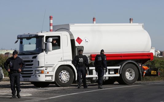 Les conducteurs de camion de carburant toujours mobilisés - Le Monde