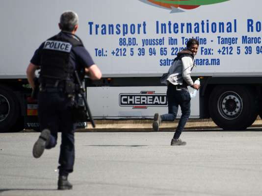 Human Right Watch dénonce l'utilisation de gaz poivre contre les migrants à Calais - Le Monde