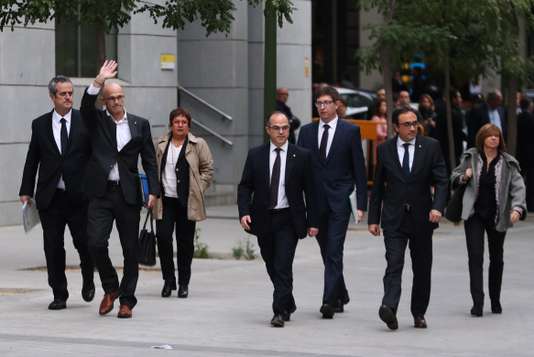 Le parquet demande la détention provisoire de 8 membres du gouvernement catalan destitué - Le Monde