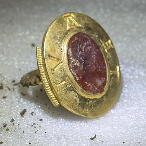 De l'or et de l'argent: un trésor médiéval «rare» découvert à l'abbaye de Cluny - Le Figaro