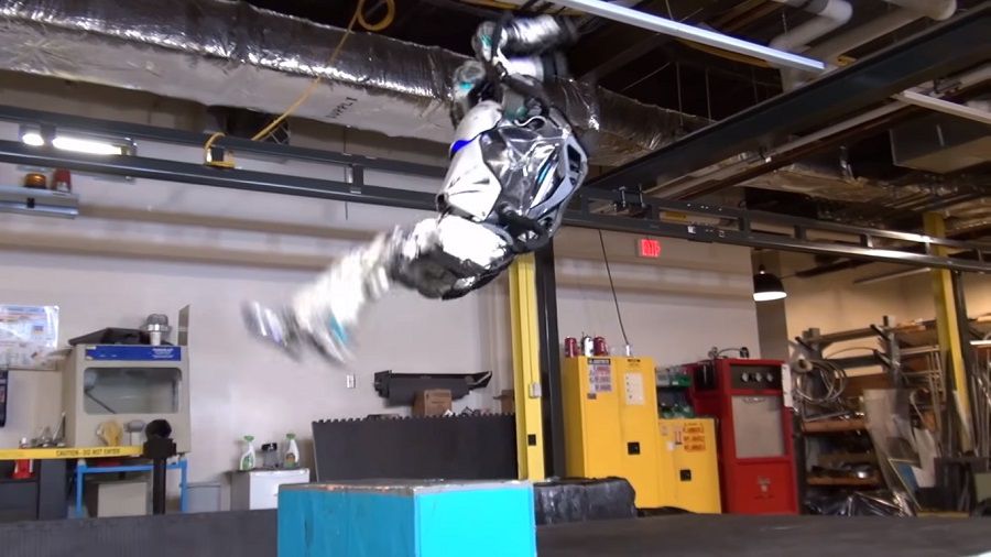 Vidéo : le robot Atlas maîtrise maintenant le salto arrière