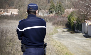 Côtes-d'Armor: Il perd un pari et se retrouve nu et un balai à la main...devant les gendarmes - 20minutes.fr