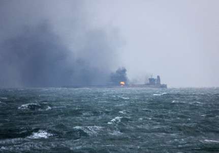 En Chine, un pétrolier en feu fait craindre une marée noire