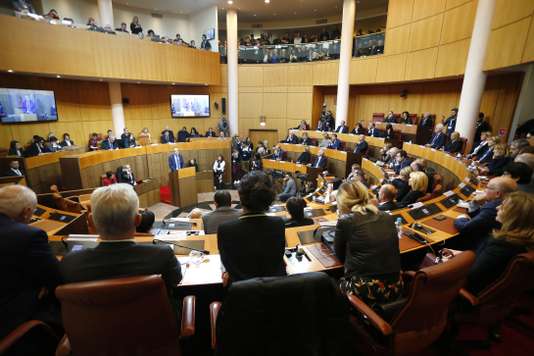 Discours de Jean-Guy Talamoni devant la nouvelle Assemblée de Corse, à Ajaccio,  le 2 janvier.