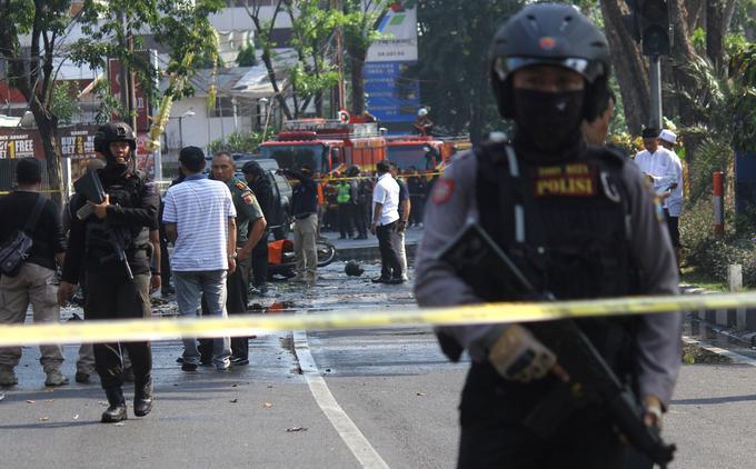 La police surveille les alentours des églises de Surabaya, où trois bombes ont explosé ce dimanche.