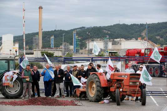 Des agriculteurs bloquent treize raffineries et dépôts de carburant