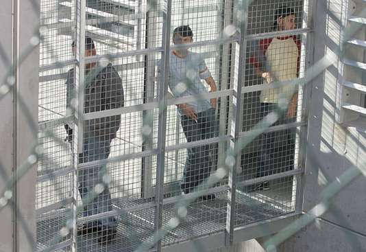 Centres de rétention : des associations dénoncent des « abus » de la politique d’enfermement des migrants