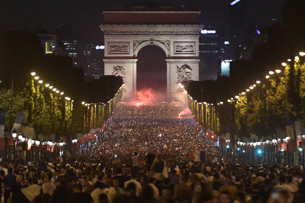 "On est en finale !", scandent les supporters dans les rues de Paris