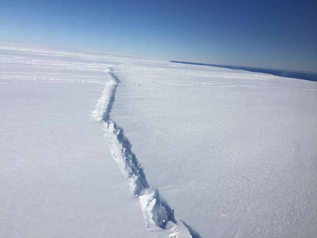 Antarctique : l’un des plus grands icebergs jamais vus prend le large