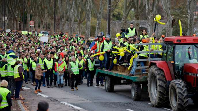 « Gilets jaunes » : Macron souhaite apporter « une réponse claire » aux « classes moyennes et laborieuses »