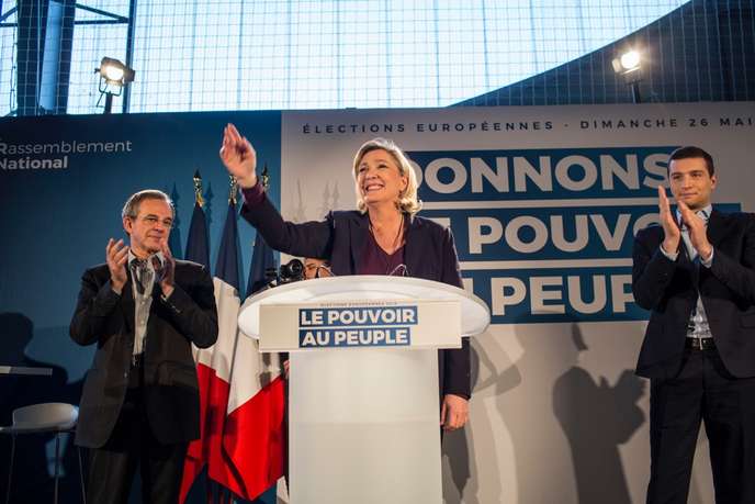 Européennes : dans le Vaucluse, Marine Le Pen enfile son « gilet jaune » pour son premier meeting