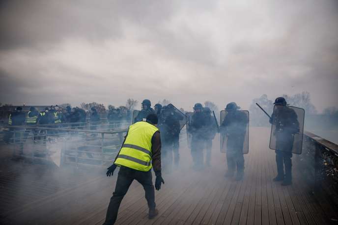 « Gilets jaunes » : l’exécutif mis au défi par la persistance du mouvement et les violences