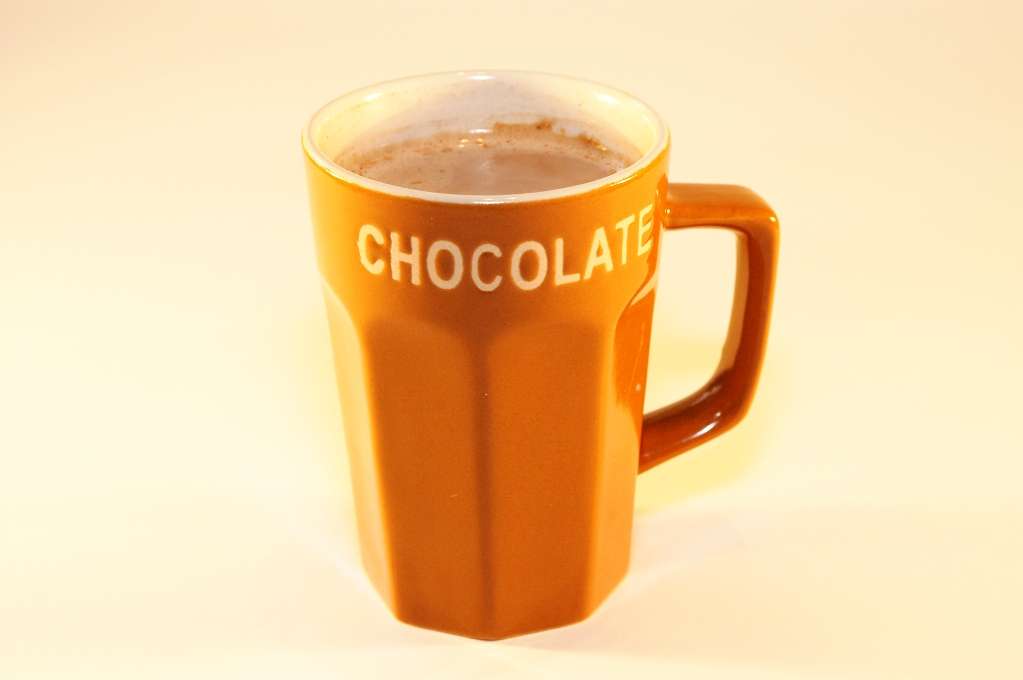 Science décalée : le chocolat chaud est meilleur dans une tasse orange