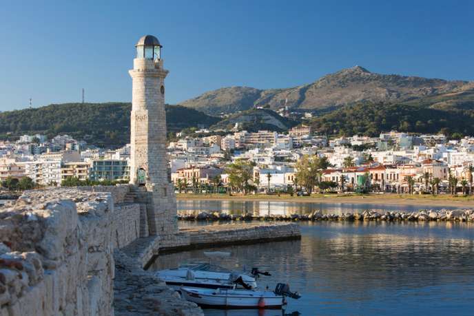 En Crète, l’acheteur étranger peut trouver de belles maisons à 2 500 euros le m² avec un grand terrain. Le port vénitien de Réthymnon datant du XVIème siècle.