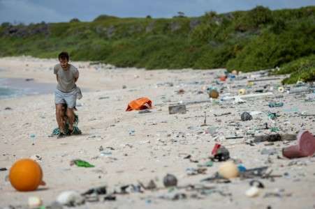 Dans le Pacifique, l'île d'Henderson étouffe sous le plastique