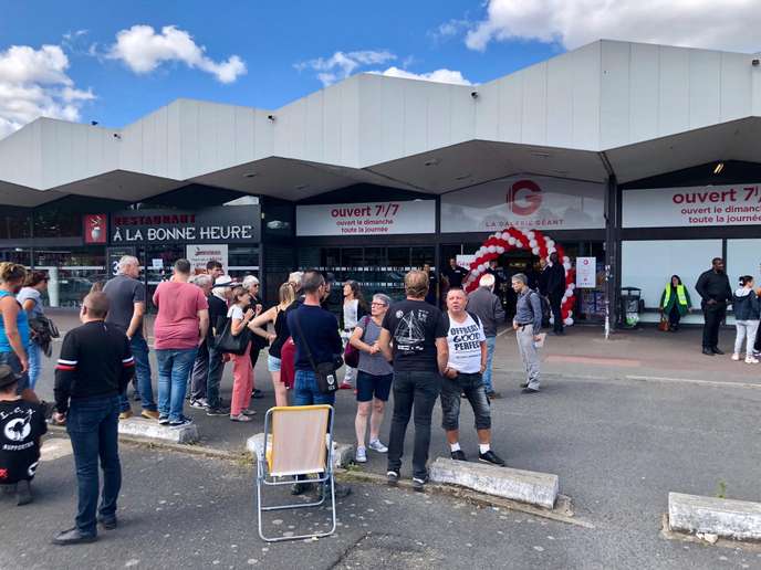 Le dimanche, il faudra s’habituer aux hypermarchés sans caissiers