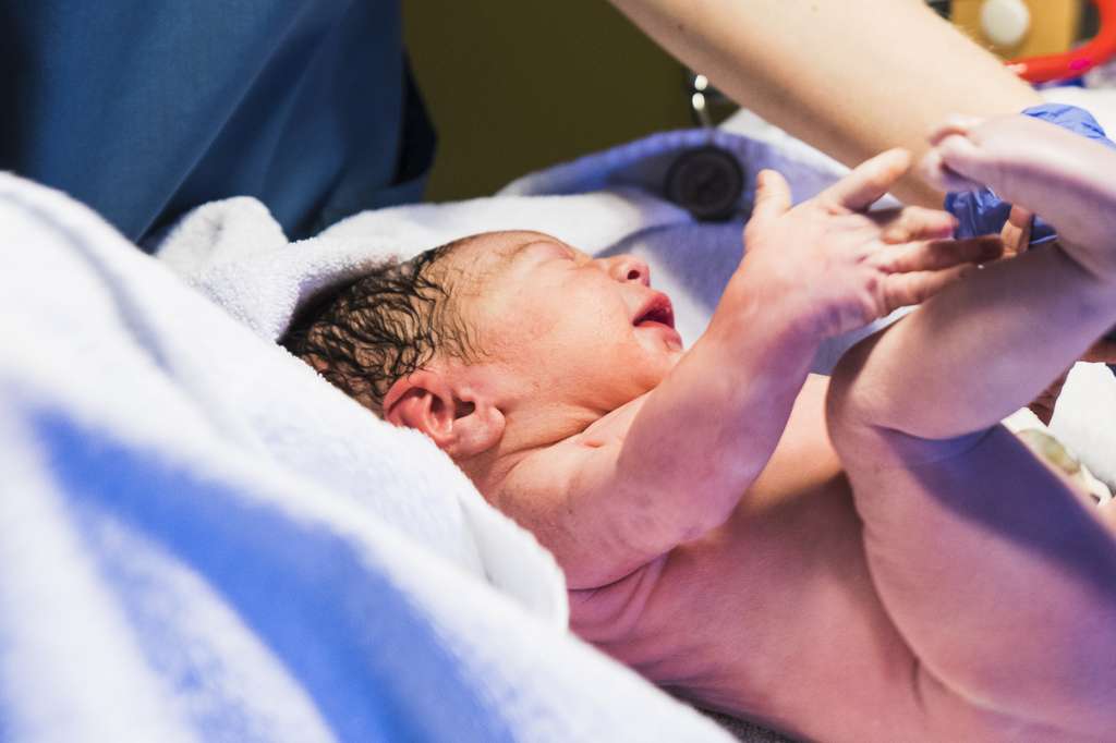 Les mamans bénéficient de l’aide d’un médecin présent parmi les passagers dans presque la moitié des cas. © ihorga, Fotolia