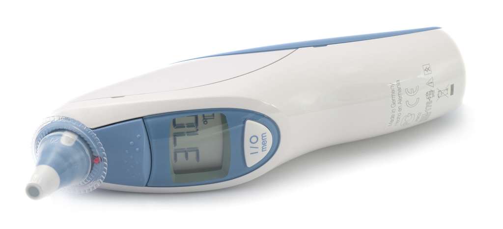 Un thermomètre à infrarouge pour une prise de température tympanique. © Europhoton, Fotolia