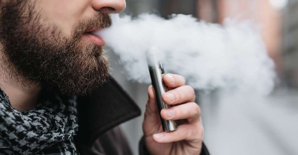 Pour les fumeurs qui sont passés à la e-cigarette, les études sont contradictoires quant aux bénéfices attendus par la cessation de la cigarette. © shipskyy, Fotolia