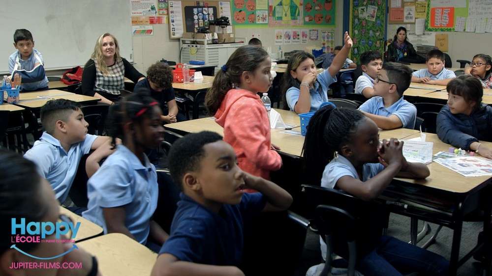 Fréquente dans les classes américaines, la méditation de pleine conscience profite aux élèves comme aux enseignants. © Happy, Jupiter Films