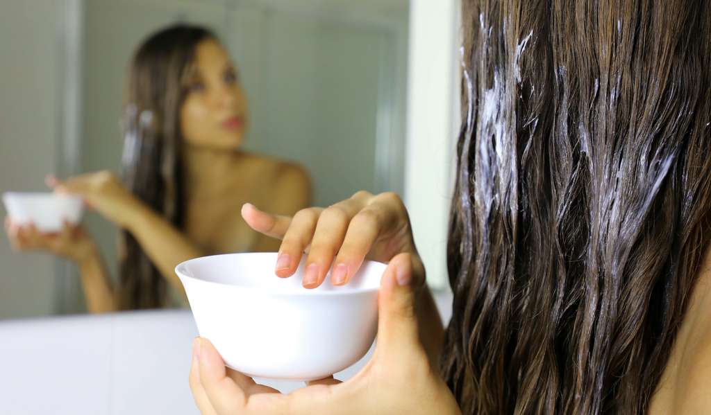Pour protéger vos cheveux du soleil, il est conseillé d’y appliquer une huile de protection UV et de faire des masques nourrissants et hydratants plus régulièrement l’été que l’hiver. © Sergio Monti Photos, Adobe Stock