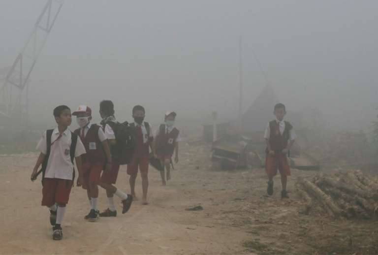 Des enfants indonésiens marchent vers leur école dans l