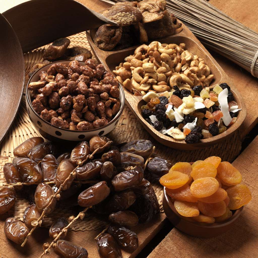 Savoureux mélange de fruits secs : dattes, abricots, figues, noix de cajou, raisins, etc. © peterphoto_92, fotolia
