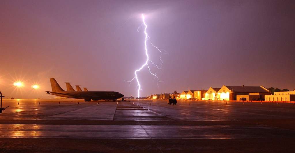 Lorsqu’un orage est annoncé, les avions, dans la mesure du possible, modifient leur altitude pour l’éviter. © skeeze, Pixabay, CC0 Creative Commons