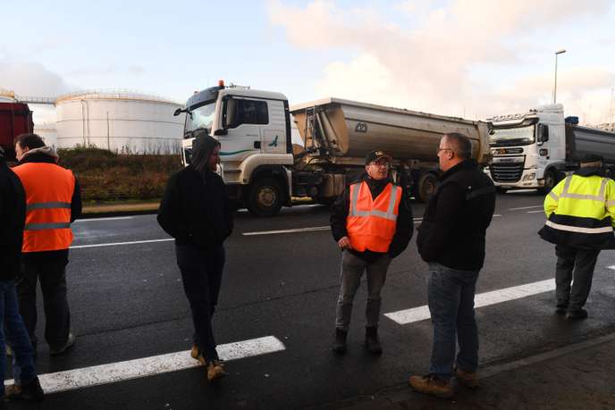 Les blocages des dépôts pétroliers par les entreprises du BTP continuent au lendemain d’une réunion à Bercy