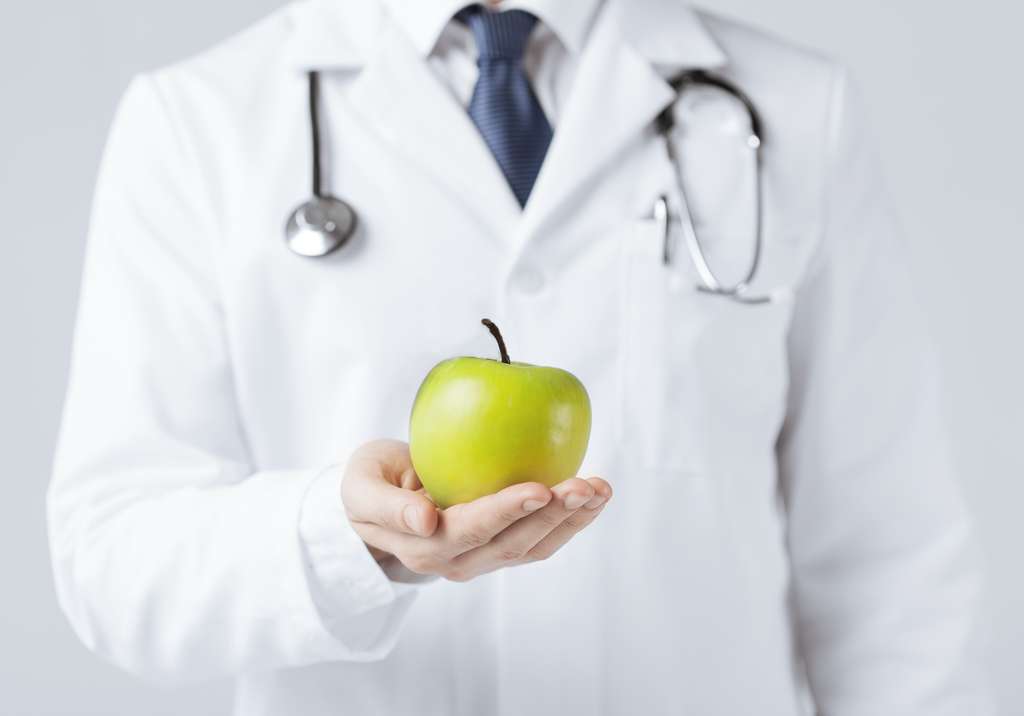 Lorsque les sujets consommaient les deux pommes, leurs paramètres sanguins tels que le cholestérol étaient plus bas. © Syda Productions