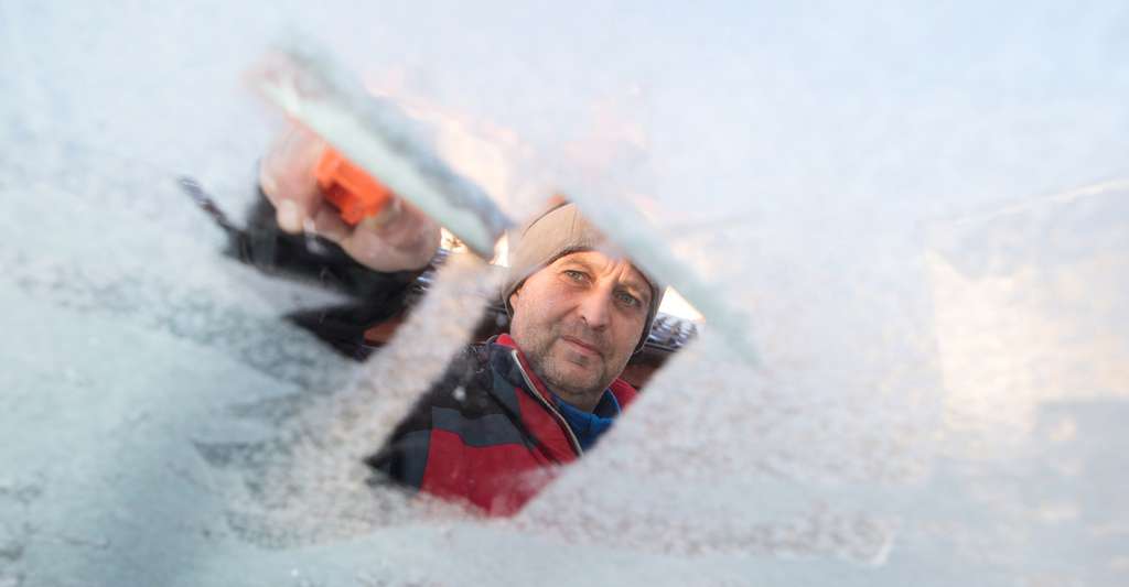 Bien dégivrer son pare-brise — et les autres vitres de sa voiture — avant de prendre la route, c’est une question de sécurité. Et sans ça, vous risquez aussi la verbalisation… © wip-studio, Fotolia