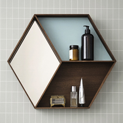 Miroir hexagonal en chêne avec étagères Ferm Living - Miroir Decoclico