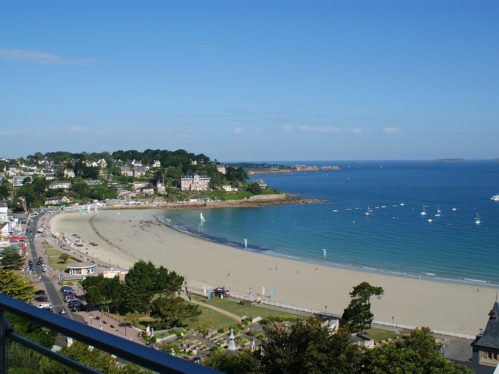 Abritel Location Perros-Guirec - Appartement vue mer dominant la plage principale