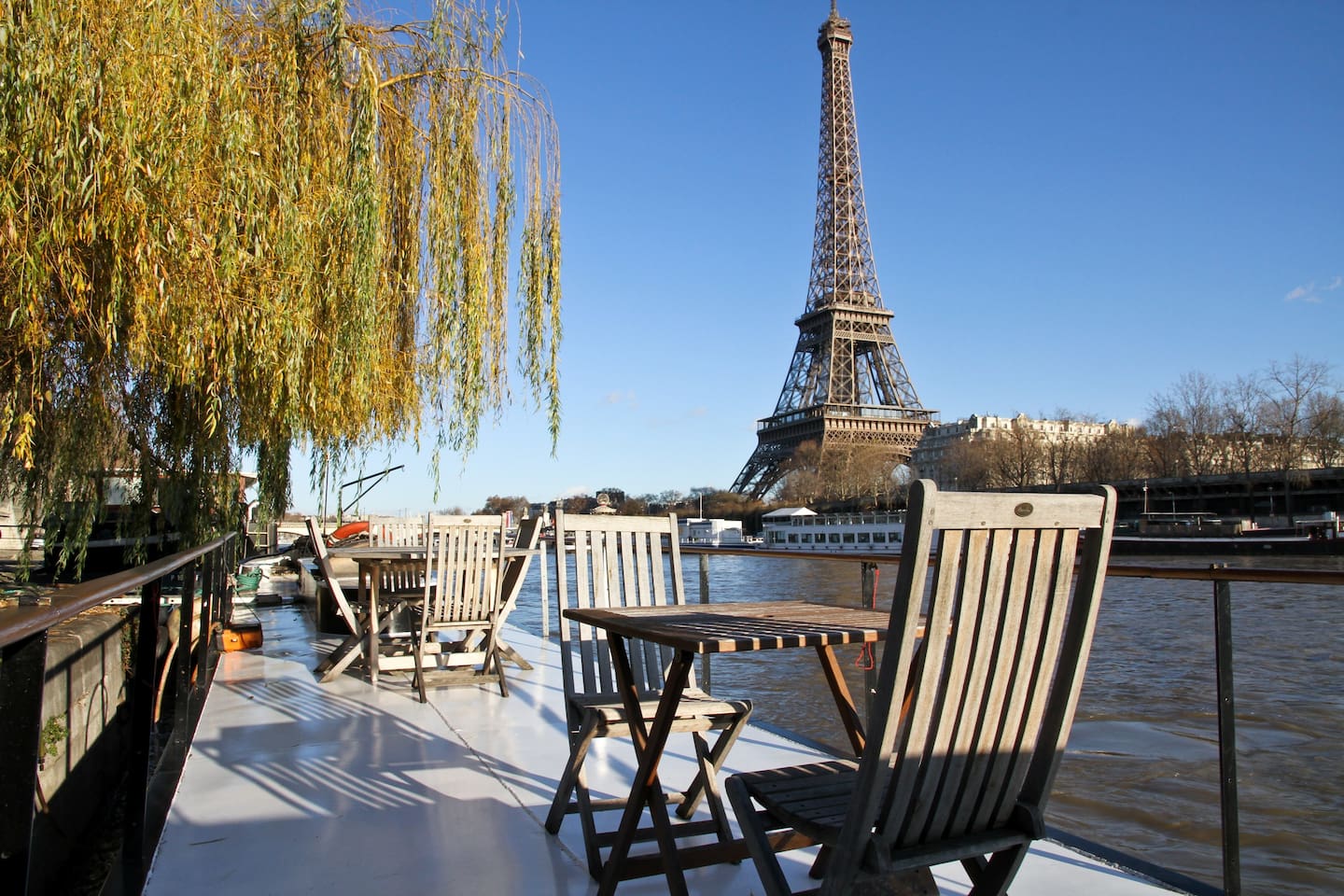 Location Charmante Péniche Face à la Tour Eiffel à Paris