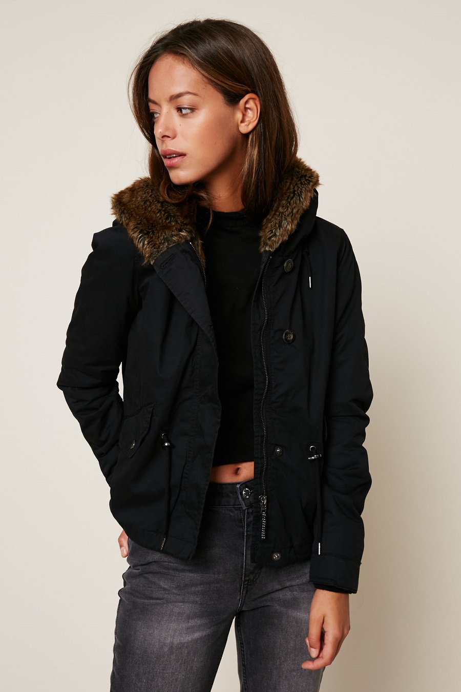 Only Parka courte mi-saison à capuche noire - Parka Femme Monshowroom -  Iziva.com