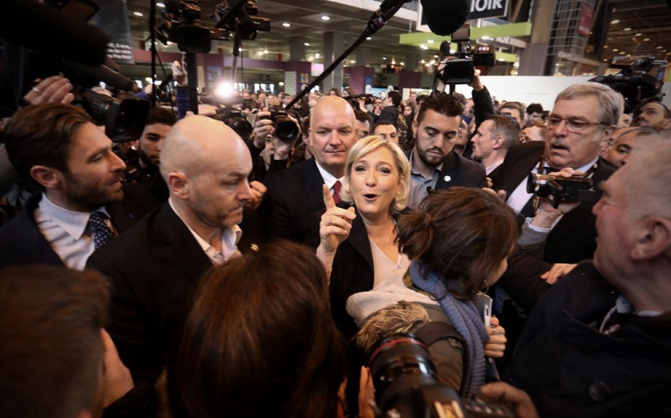 Salon de l'agriculture, le 28 février. Le refus de Marine Le Pen de se rendre à la convocation chez les juges «peut plaire à une partie de notre électorat», estime son entourage.  (LP/YANN FOREIX.)