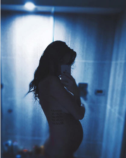 PHOTO Jade Foret entièrement nue et enceinte sur Instagram