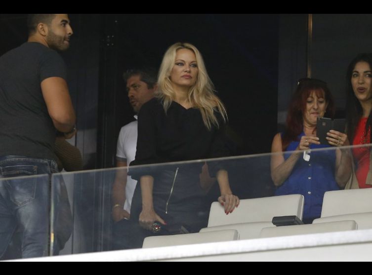 Amoureuse Pamela Anderson plaque tout pour Adil Rami ! 