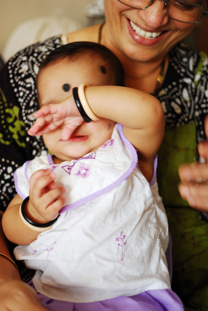 Un bébé qui se cache du photographe - abhisawa/Flickr/CC