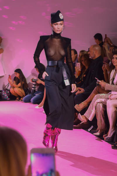 PHOTOS Bella Hadid seins nus à la Fashion Week de Paris, le top model fait monter la tempé­ra­ture